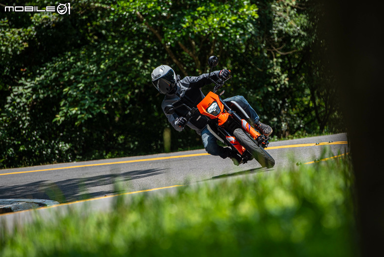 KTM 390 SMC R 試駕｜街車以上，滑胎以下