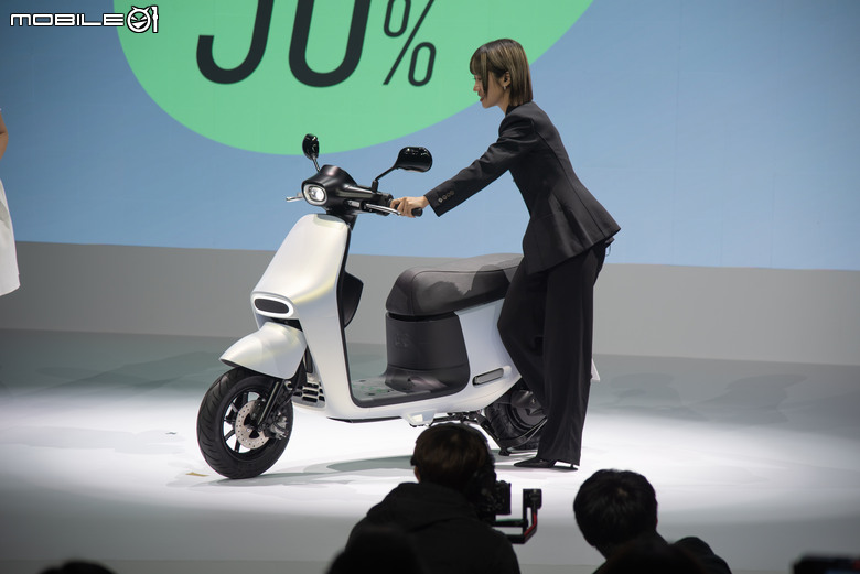 Gogoro全新女性車款Luna正式發表！訂價83,980元，超輕中駐用手壓都能立！