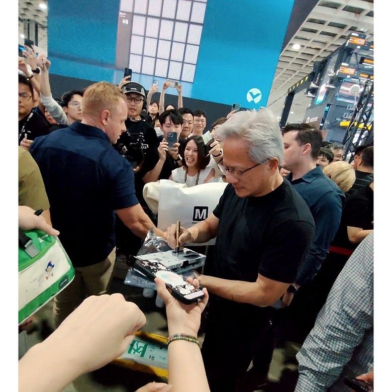 NVIDIA GeForce RTX 5080 黃仁勳親簽