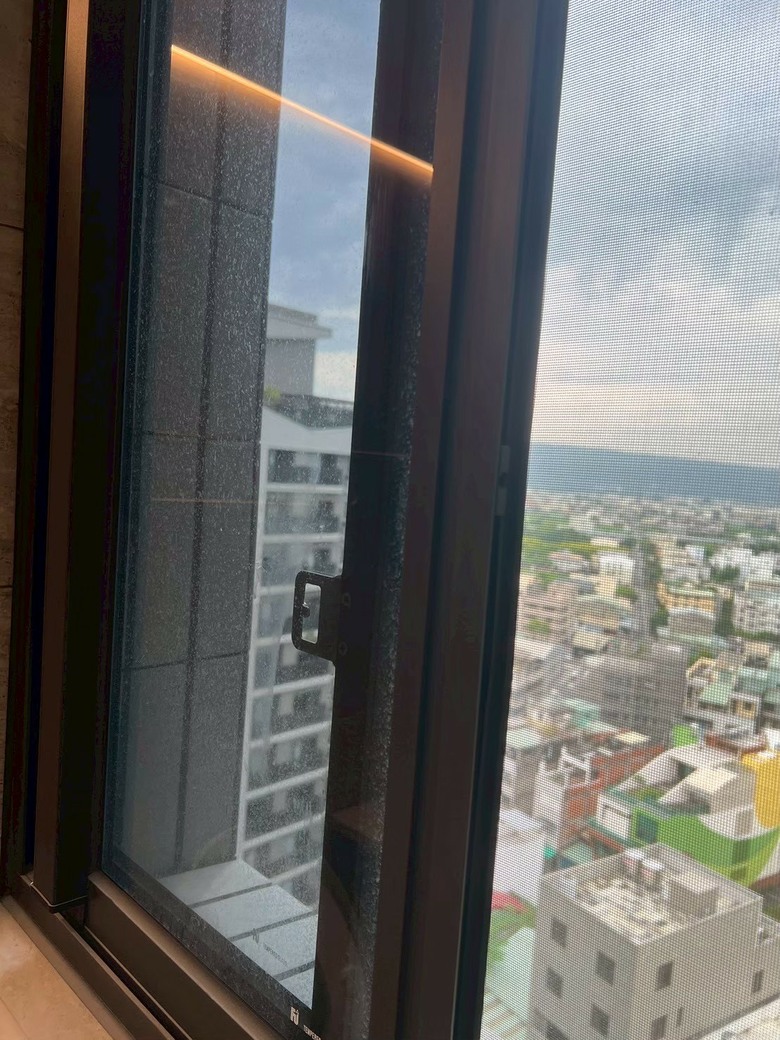 (分享)彰化新成屋細清|不鏽鋼水槽亮到反光、窗軌溝縫條條清乾淨,搬家前空屋做最徹底