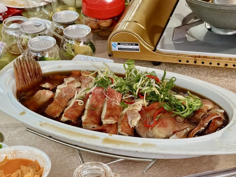 【食記】見識到南部辦桌的實力!大廠發表會指定高屏外燴,現場現烤龍蝦、老酒海大蝦氣勢有狂!