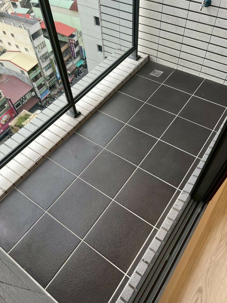 (分享)彰化新成屋細清|不鏽鋼水槽亮到反光、窗軌溝縫條條清乾淨,搬家前空屋做最徹底