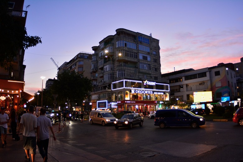 阿爾巴尼亞🇦🇱第一天 - 首都地拉那美食現代建築之旅