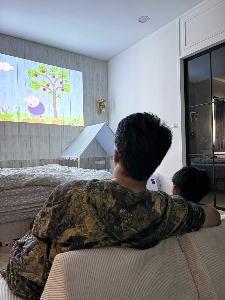 【開箱】客廳電視可以拆了！今年最推的 TCL PlayCube 微型投影機（內裝沒話說，老婆也點頭）