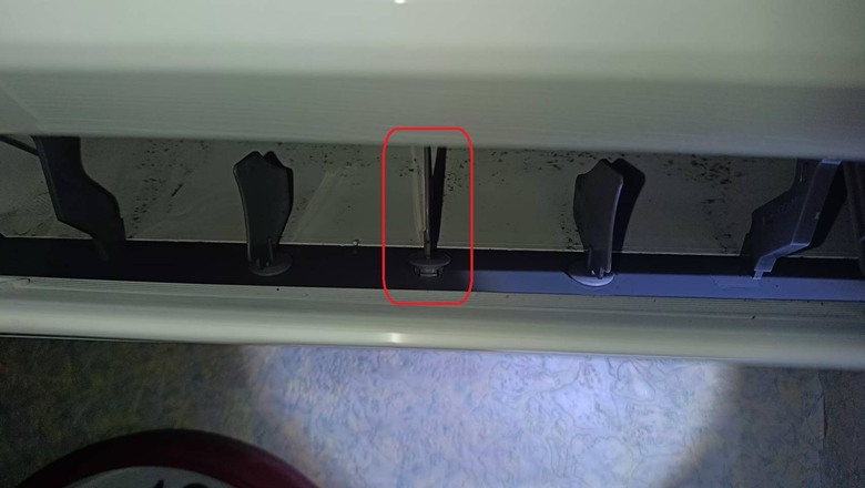 冷氣出風口的導風葉片卡榫 不甚拔出來，硬插也裝不回去、有什麼訣竅嗎 ??