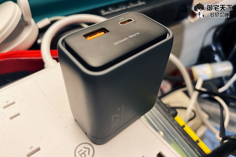 點我看大圖 開箱|AUKEY C12 67W 氮化鎵自帶線充電器 - 67W 大功率能為筆電充電,搭配伸縮線設計,拉取順暢、充電更方便!