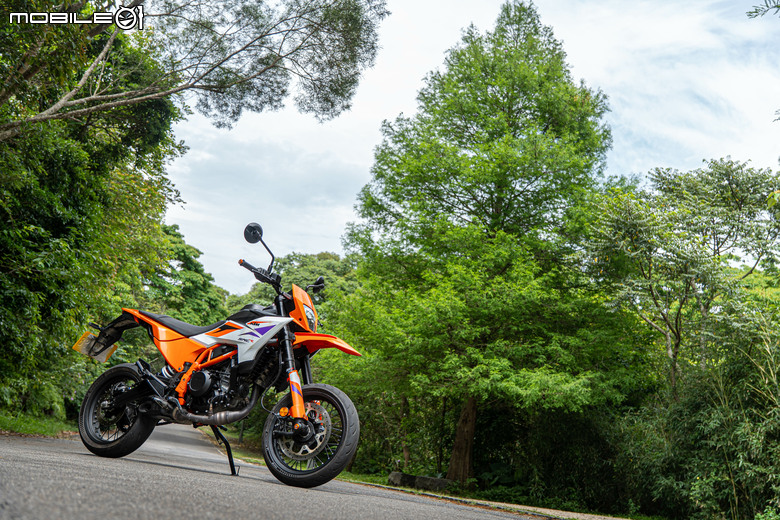 KTM 390 SMC R 試駕｜街車以上，滑胎以下