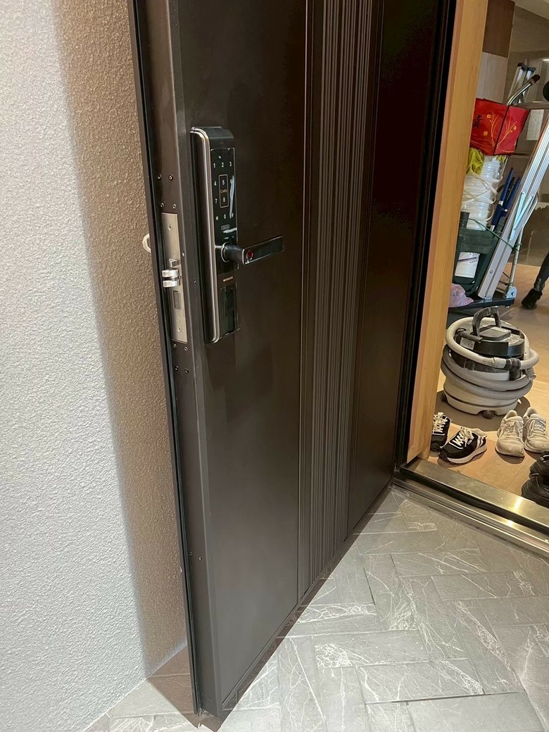 (分享)彰化新成屋細清|不鏽鋼水槽亮到反光、窗軌溝縫條條清乾淨,搬家前空屋做最徹底