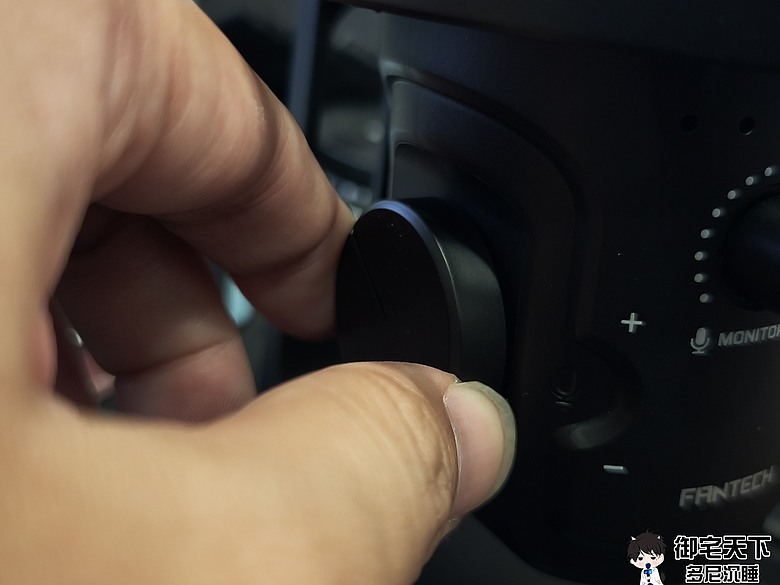 開箱｜FANTECH MCX04 USB 電容式 RGB 麥克風 - 入門到中階玩家需求一次到位，2 千內有找的電腦麥克風！