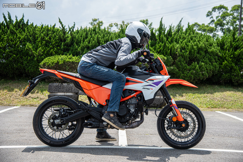 KTM 390 SMC R 試駕｜街車以上，滑胎以下
