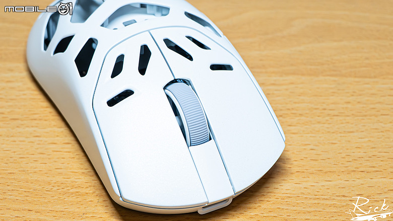 【開箱】賊船鎂合金滑鼠與首款玻璃墊 | CORSAIR SABRE v2 PRO WIRELESS MG WHITE & MM GLASS LARGE