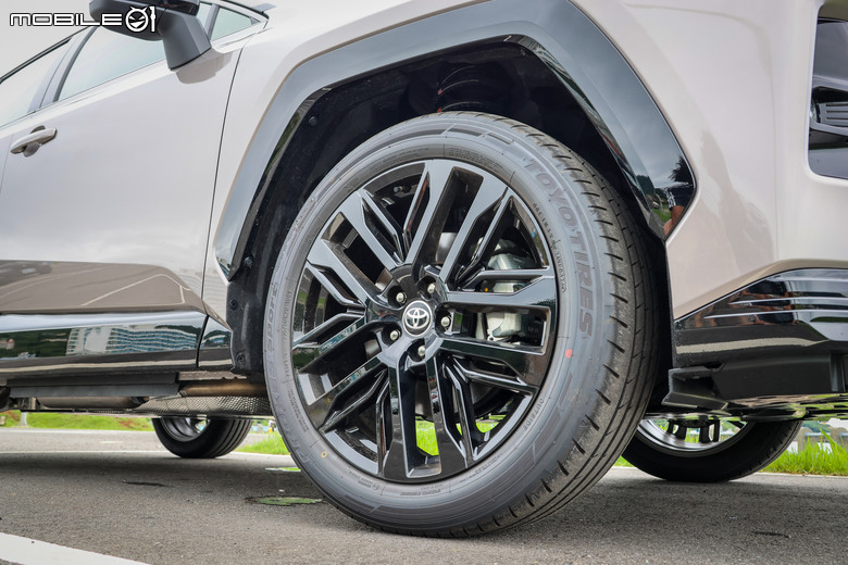 Toyota RAV4 PHEV 試駕｜可純電每日通勤、還具備6秒內加速破百的實力！
