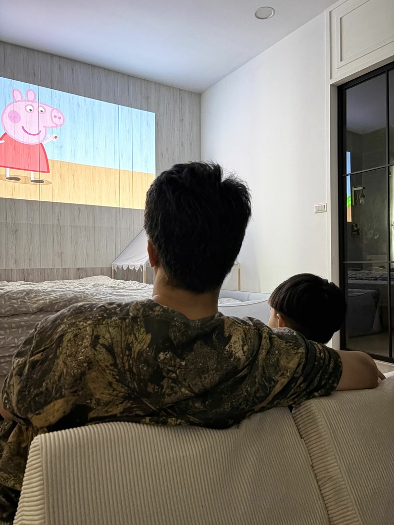 【開箱】客廳電視可以拆了！今年最推的 TCL PlayCube 微型投影機（內裝沒話說，老婆也點頭）