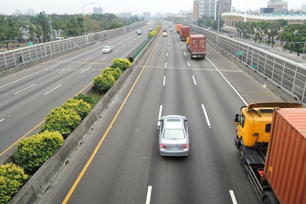 【交通社論】「我開最高速限哪有錯?」破解國道內線路隊長的自私邏輯,附「一擊必中」檢舉路隊長SOP!