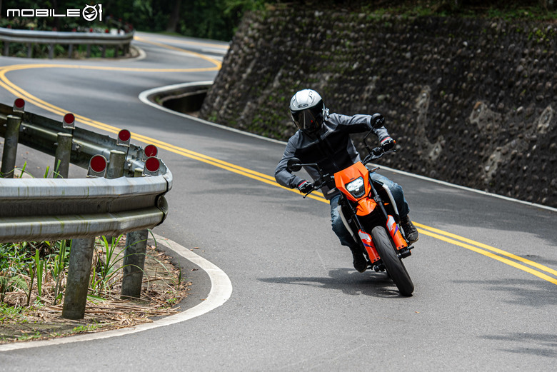 KTM 390 SMC R 試駕｜街車以上，滑胎以下