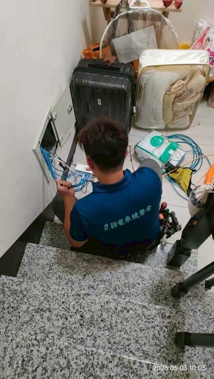 【分享】透天厝樓上樓下訊號落差大？明明申請300M卻掉速剩90...記錄我家不加設備、找高雄專業弱電重新抽換布線的真實體驗