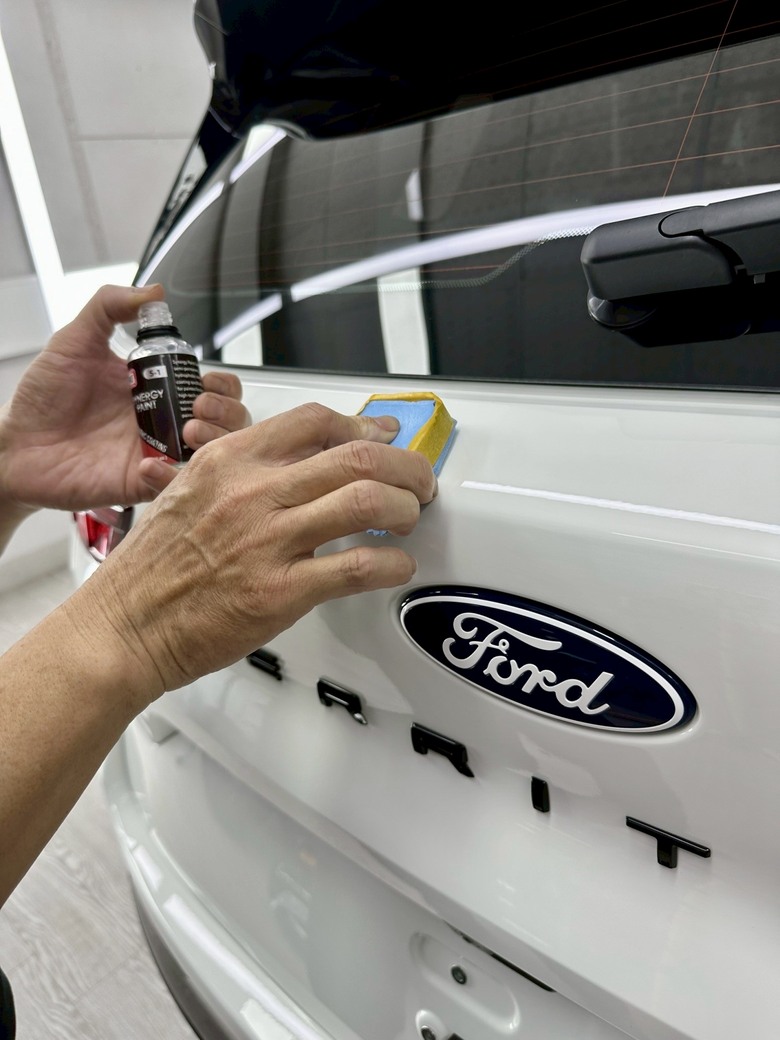 【心得】白車人的崩潰!姊姊的 Ford TERRITORY 被雨水毀容...台南手工拋光+陶瓷鍍膜初體驗
