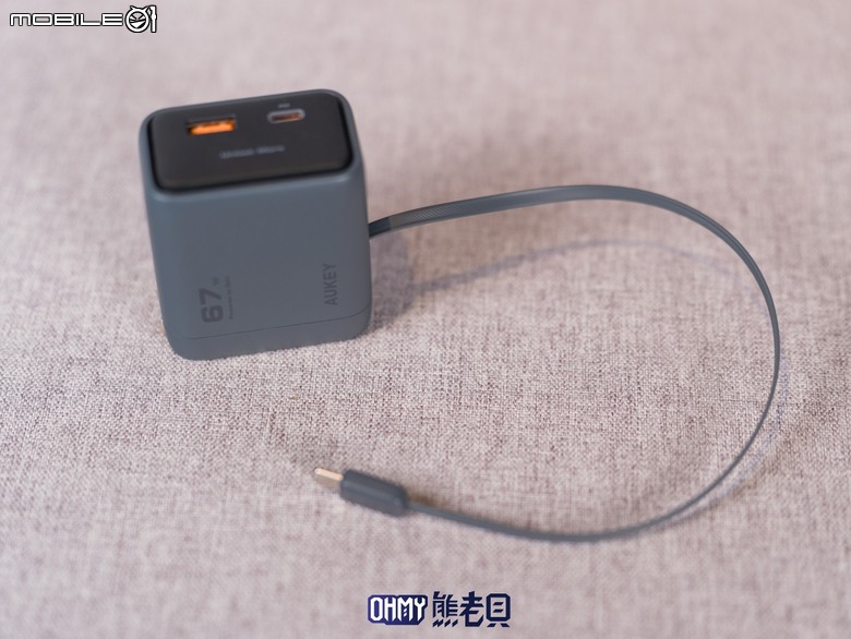 終結出門忘帶線材 AUKEY C12 氮化鎵自帶線筆電、手機快充充電器 67W