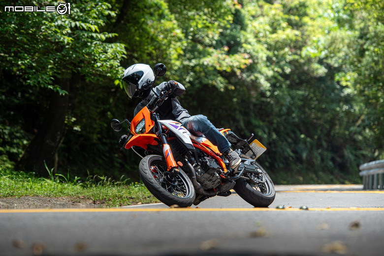 KTM 390 SMC R 試駕｜街車以上，滑胎以下