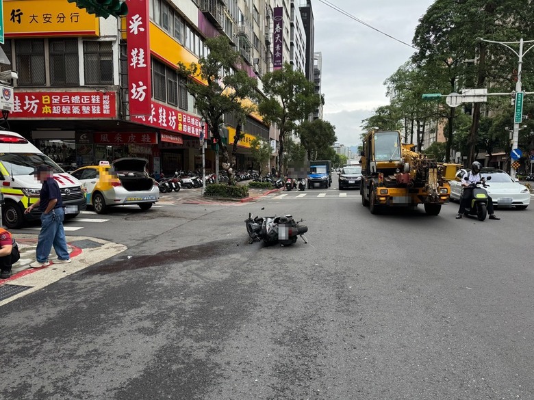 點我看大圖 北市 大安區 小黃 左轉🚕...直行機車反應快...人車分離🛵