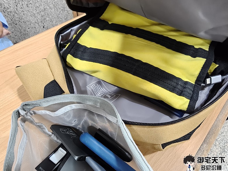 開箱｜【Targus 泰格斯】TBB66209GLR EcoSmart 13-14 吋春日款後背包 - 筆電專用黃色豬鼻包，還附贈雨罩！