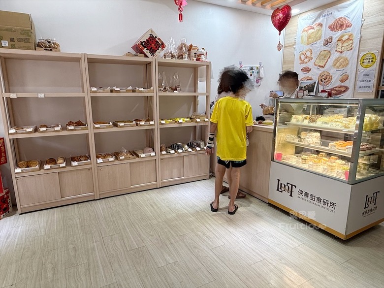 在地甜點、蛋糕、麵包烘焙店,甜而不膩的麻吉泡芙、蛋糕必吃,還有多款平價麵包