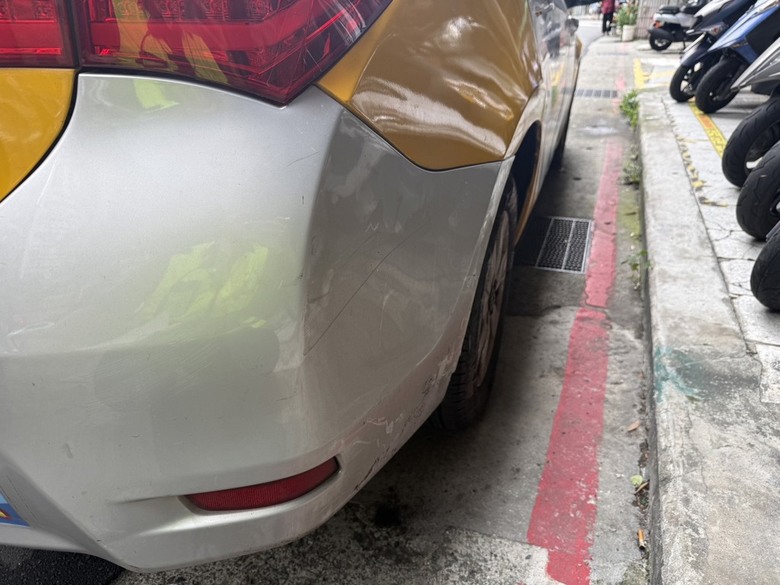 北市 大安區 小黃 左轉🚕...直行機車反應快...人車分離🛵