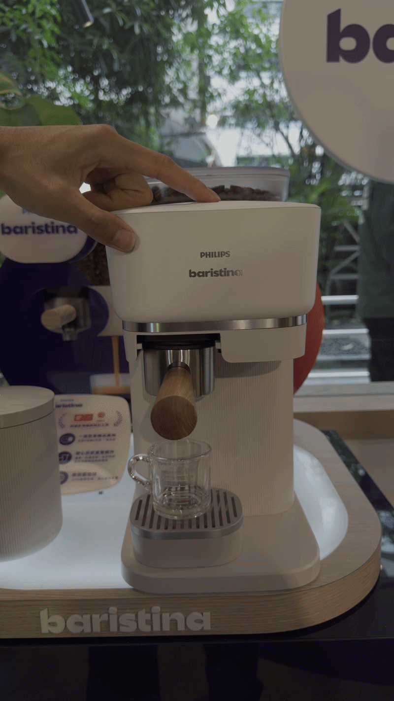 點我看大圖 飛利浦 Philips Baristina 一滑極萃義式咖啡機登場!一按一滑一分鐘,現磨咖啡輕鬆享受