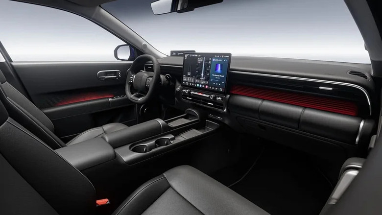 第 8 代 Hyundai Elantra 發表!車格放大、導入 AI 助理 油電同步升級