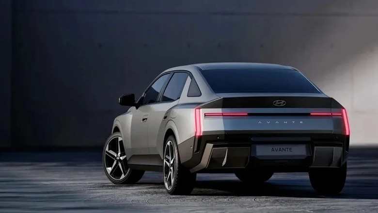 第 8 代 Hyundai Elantra 發表!車格放大、導入 AI 助理 油電同步升級