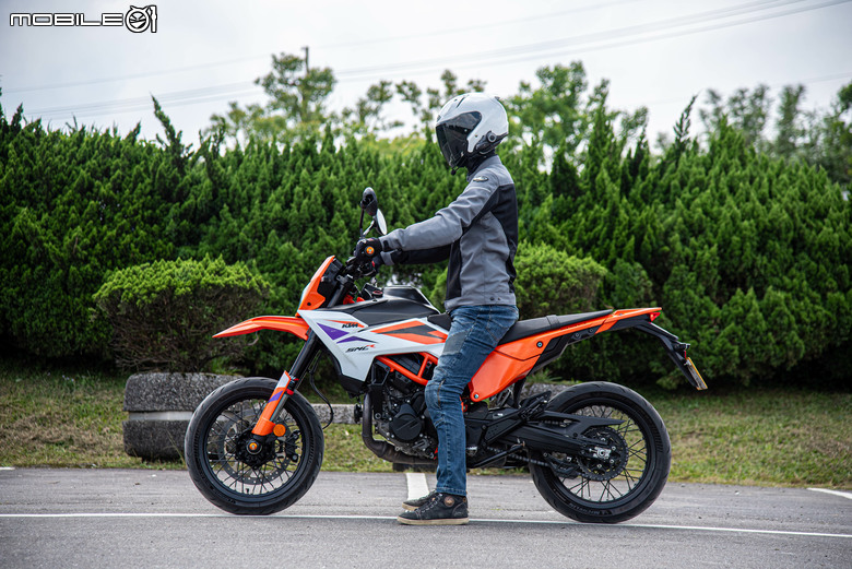 KTM 390 SMC R 試駕｜街車以上，滑胎以下