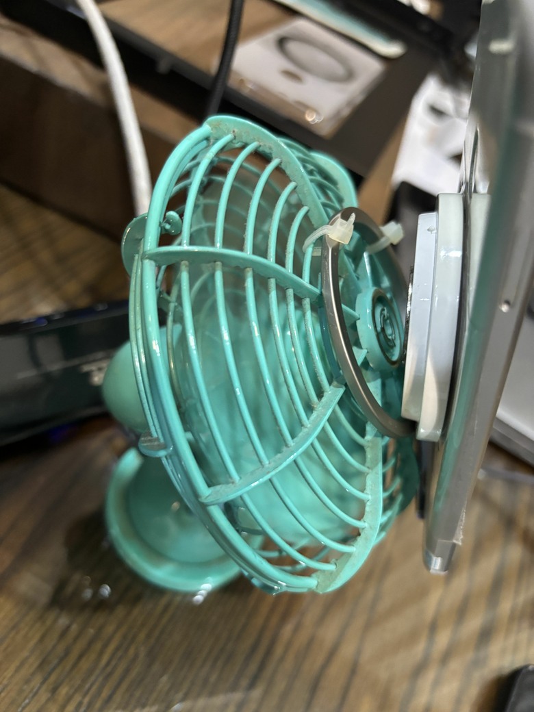 涼夏改裝,沒想元祖大同電扇可以變成手機充電座!