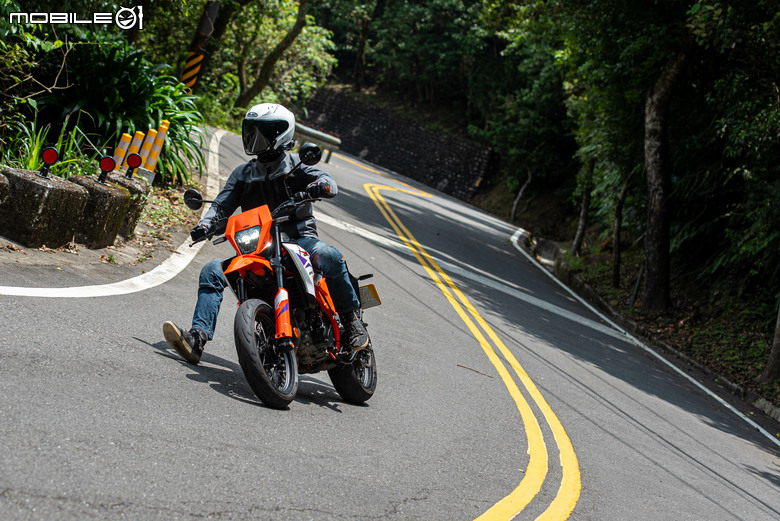 KTM 390 SMC R 試駕｜街車以上，滑胎以下