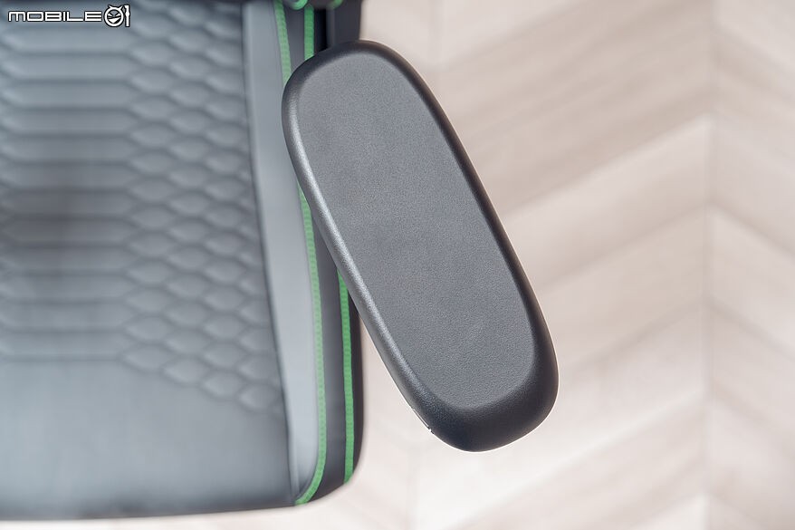 Razer Iskur V2 NewGen 開箱體驗|具備多樣可調+腰部支撐系統的人體工學電競椅