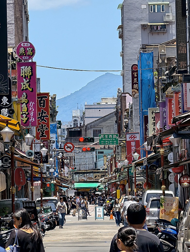 大稻埕霞海城隍廟、大稻埕遊客中心、大稻埕屈臣氏大藥房、六館街尾洋式店屋、李臨秋故居、千秋街店屋、李春生紀念教會、陳天來故居、原周進春茶行｜台原亞洲偶戲博物館｜逆風樓— 2026初夏之大稻埕散策 南段—民生西路以南至南京西路之間