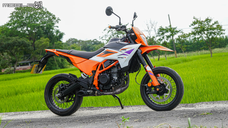 KTM 390 SMC R 試駕｜街車以上，滑胎以下