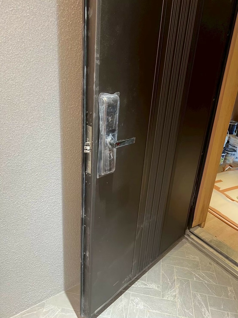 (分享)彰化新成屋細清|不鏽鋼水槽亮到反光、窗軌溝縫條條清乾淨,搬家前空屋做最徹底