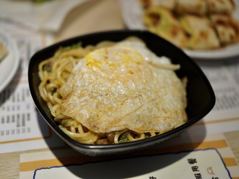 【食記】台南早餐店｜香菜米血蛋餅｜脆皮蛋餅捲肉排｜起司瀑布蛋餅