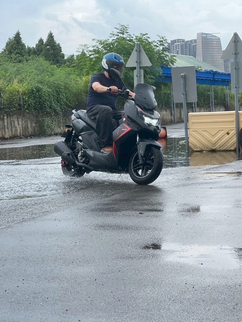 在台中考了紅黃牌駕照好不好用？試車後考慮中