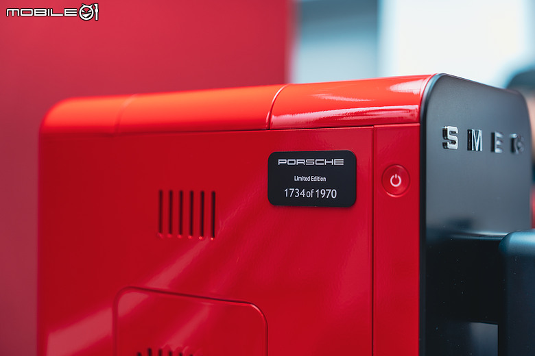 Porsche x SMEG 聯名家電登場！把 917 賽車傳奇搬進廚房，限量冰箱、咖啡機正式登台