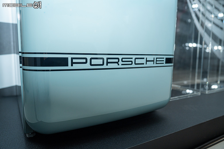 Porsche x SMEG 聯名家電登場！把 917 賽車傳奇搬進廚房，限量冰箱、咖啡機正式登台