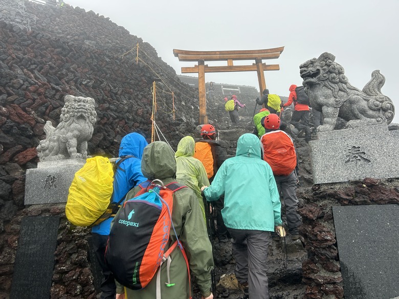 擱一擺雨中完登日本之顛-富士山