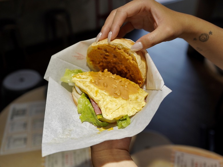 【食記】台南早餐店｜香菜米血蛋餅｜脆皮蛋餅捲肉排｜起司瀑布蛋餅