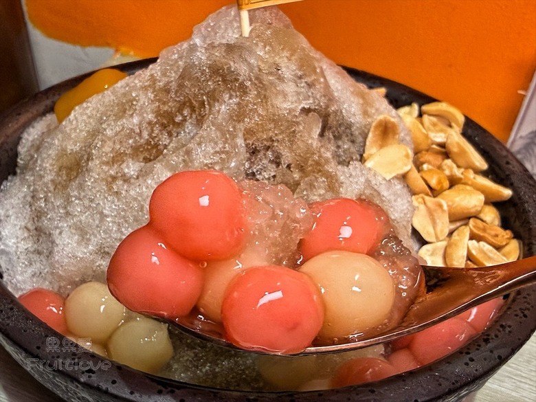 自製三款剉冰糖水，還有懷舊冰袋、飲料、冰棒與古早味滷肉飯