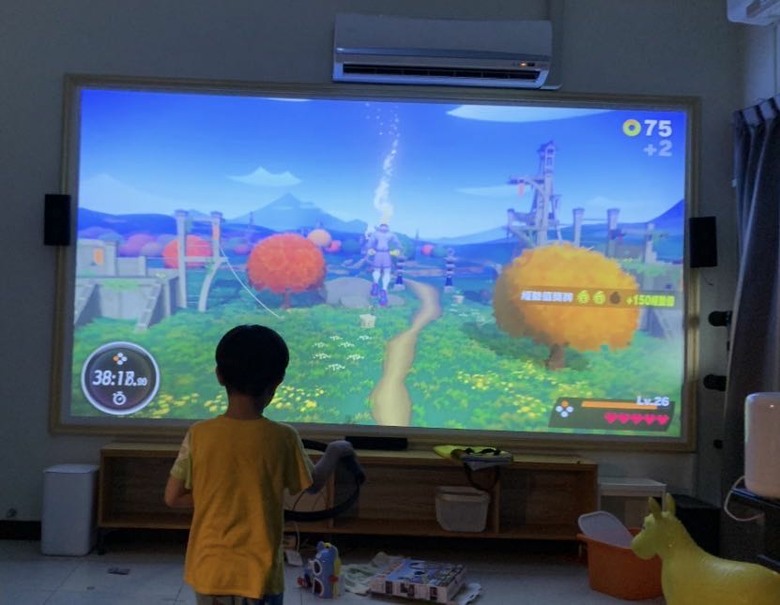 「是臥室也是電影院！」7坪極致DIY：160吋巨幕、智慧自動化情境、木作隱形掀床全紀錄」