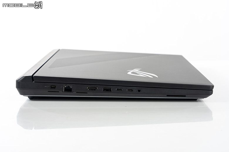 ROG Strix SCAR 18 (2026) G835｜升級 4K 240Hz 面板、全規格攻頂，再創電競機皇新標竿！