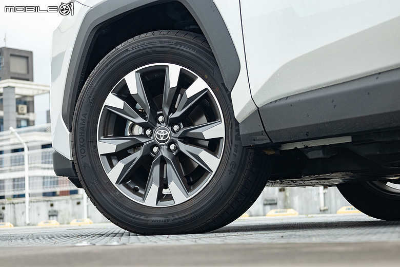 油電車的日韓對決|Toyota RAV4、Kia Sportage 雙車評測以及百公里油耗測試!