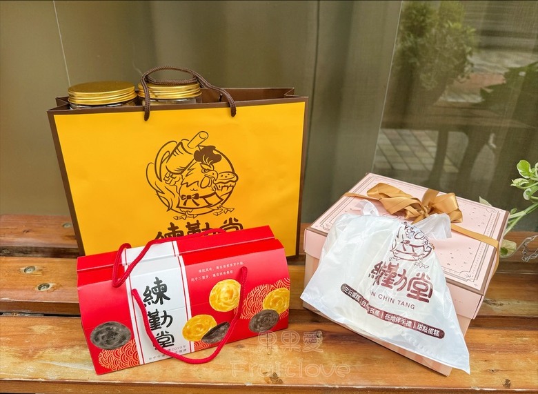 招牌裸蛋糕，特色太陽餅和創新檸檬蛋糕伴手禮禮盒，還有多款寶盒蛋糕、手工餅乾