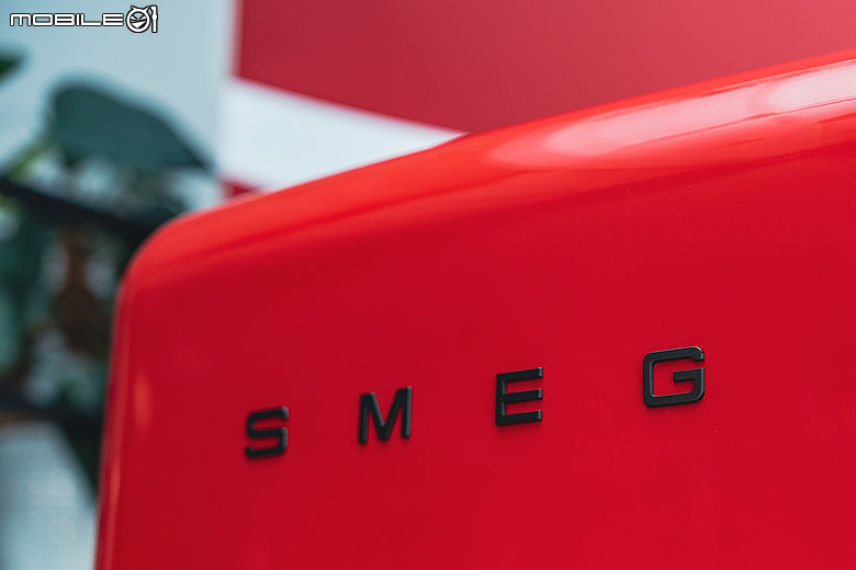 Porsche x SMEG 聯名家電登場！把 917 賽車傳奇搬進廚房，限量冰箱、咖啡機正式登台
