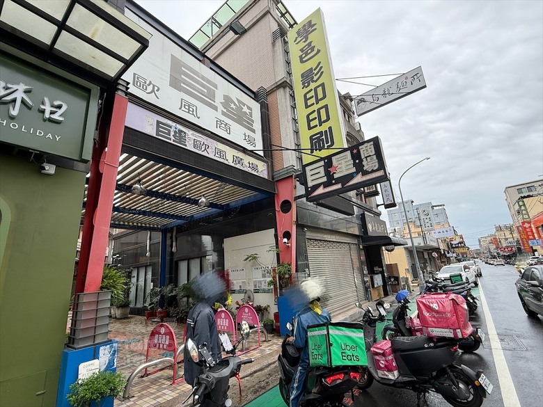 招牌裸蛋糕，特色太陽餅和創新檸檬蛋糕伴手禮禮盒，還有多款寶盒蛋糕、手工餅乾